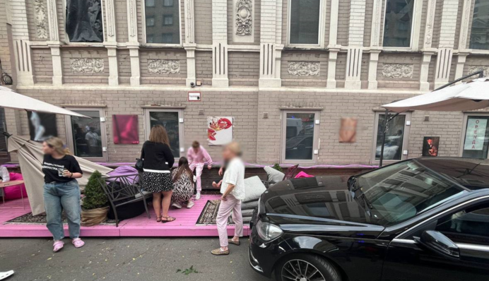 У Києві Mercedes в'їхав у натовп людей: постраждала 28-річна жінка