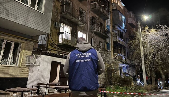 Нічний удар безпілотників по Ізюму: двоє поранених, пошкоджені будівлі