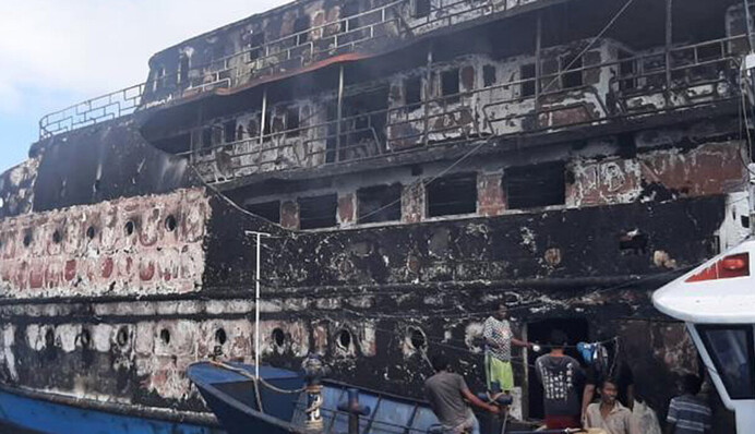 Понад 500 людей вдалося врятувати після пожежі на поромі поблизу Індонезії