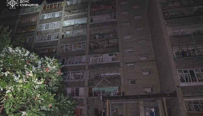 Россияне обстреляли жилые дома и ТЦ в Сумах – есть пострадавшие