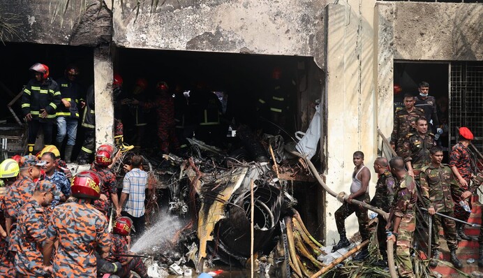 Падение военного самолета в Бангладеш: количество погибших и пострадавших возросло