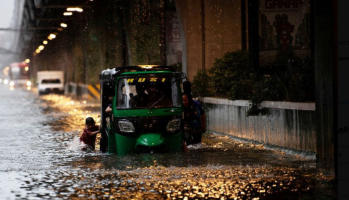 Наводнение в столице Филиппин парализовало город — десятки тысяч эвакуированных