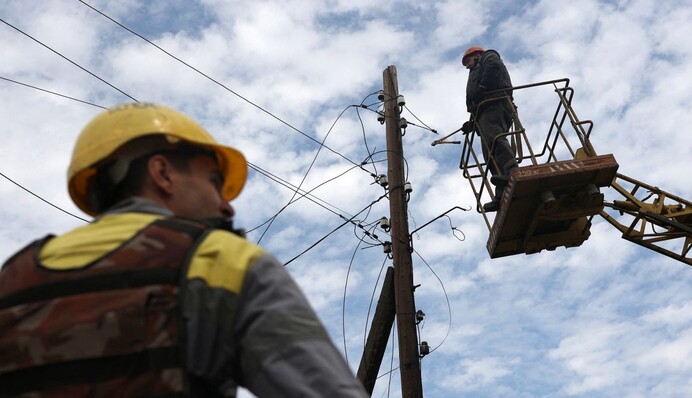 За тиждень енергетики повернули електрику в домівки понад 160 тис. сімей після обстрілів – ДТЕК