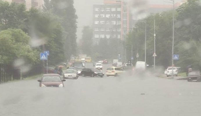 Злива в Києві: потужний вітер повалив будівельний кран та поламав низку дерев