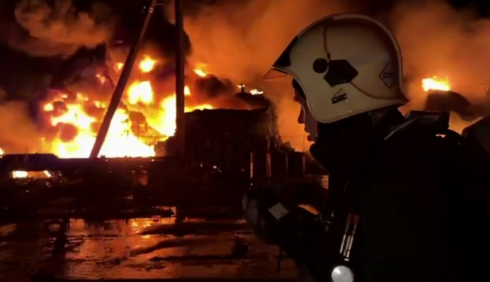 Безпілотники масовано атакували Сочі: вдарили по нафтобазі й залізничному мосту