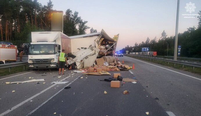 ДТП за участю двох вантажівок ускладнила рух трасою Київ – Чоп