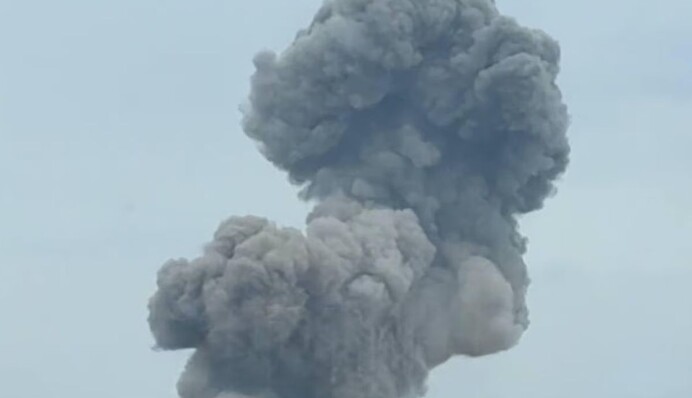 У Харкові КАБ влучив біля багатоповерхівки: під завалами заблоковані люди