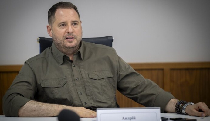 Єрмак у перші години війни послав заступника голови адміністрації Путіна, який вимагав здатися — FT