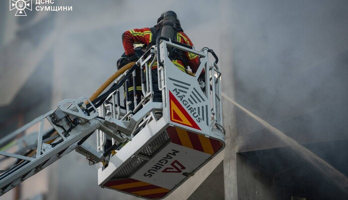 Спасатели ликвидировали последствия обстрела Сум – повреждено административное здание