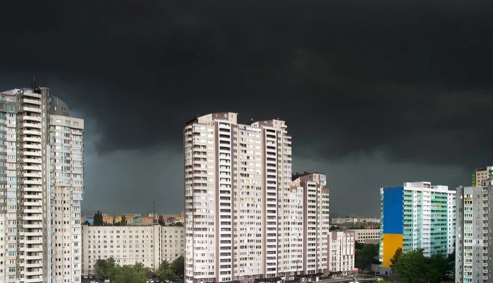 Грозы и сильный ветер в Киеве: синоптики предупреждают об опасности