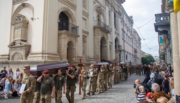 У Львові попрощалися з 12 військовими, які загинули в катастрофі літака Іл-76 у росії