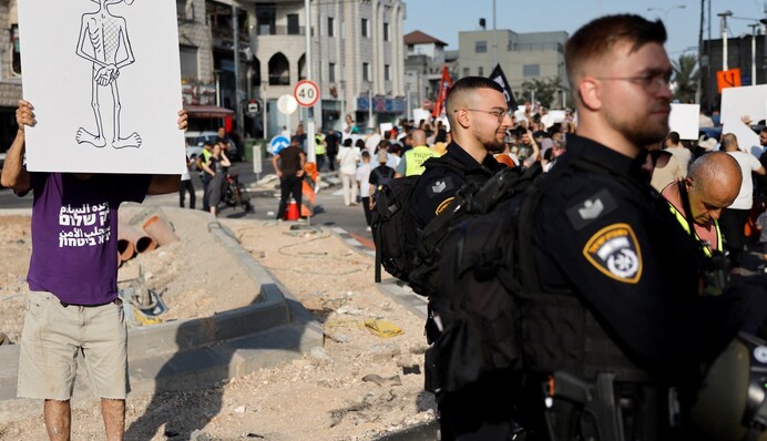 Ізраїль дозволив доставляти гуманітарну допомогу у сектор Гази парашутами — Sky News