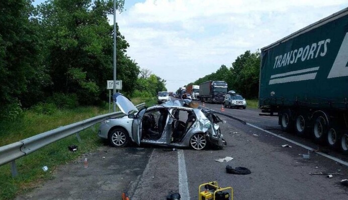 В Киевской области спасатели деблокировали тело погибшего водителя после ДТП