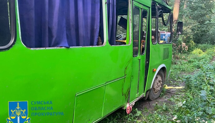 Атака на автобус з цивільними на Сумщині: 3 людини загинуло, 20 поранено