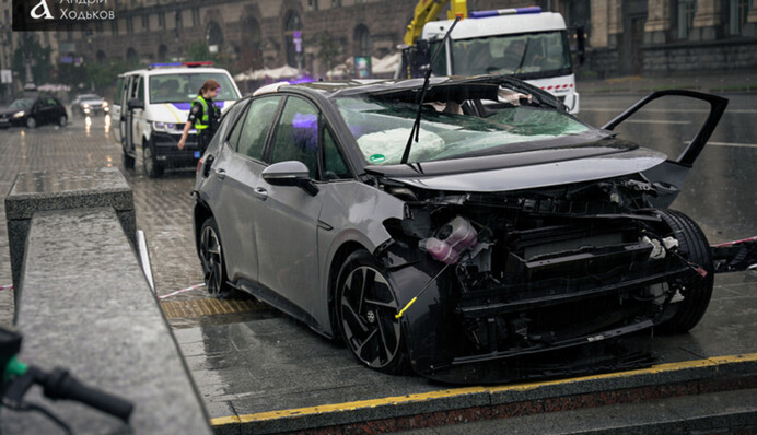 У центрі Києва авто влетіло у загородження підземного переходу – деталі та фото