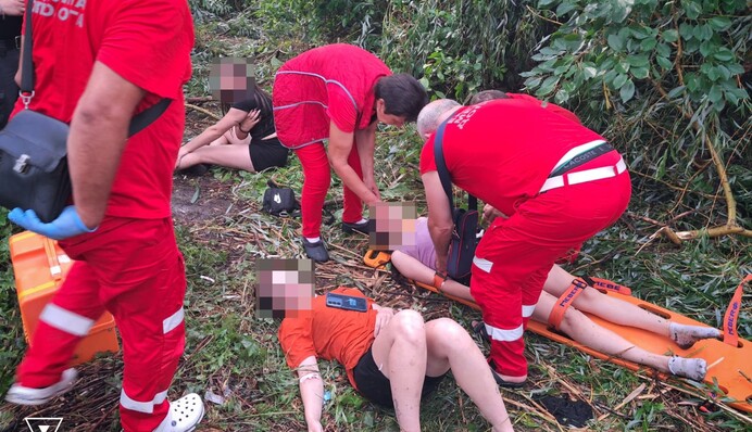 В Одесской области дерево упало на палатку с подростками во время непогоды