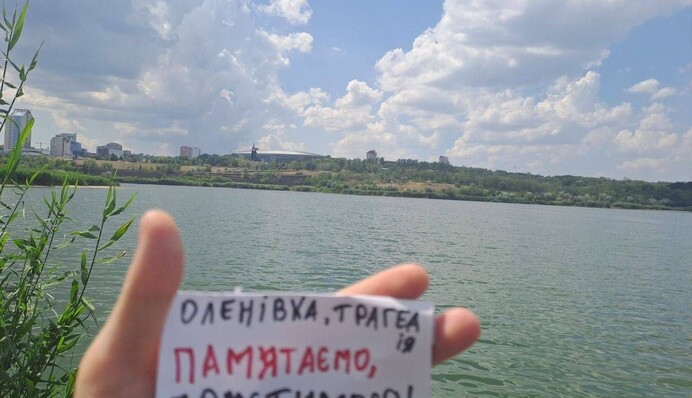 На окупованих територіях провели акцію памʼяті жертв теракту в Оленівці