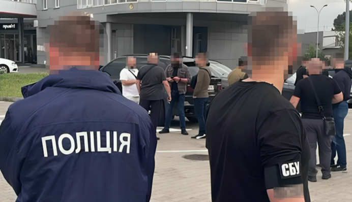 Правоохоронці проводять антитерористичні заходи в одному з районів Києва