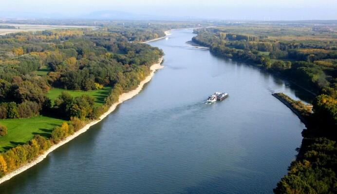 У Румунії в дельті Дунаю перекинувся човен із 14 пасажирами