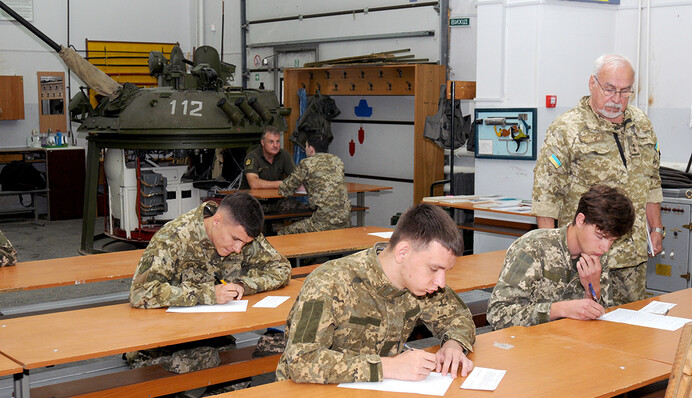 Зеленский подписал закон о дополнительных выплатах преподавателям военных вузов