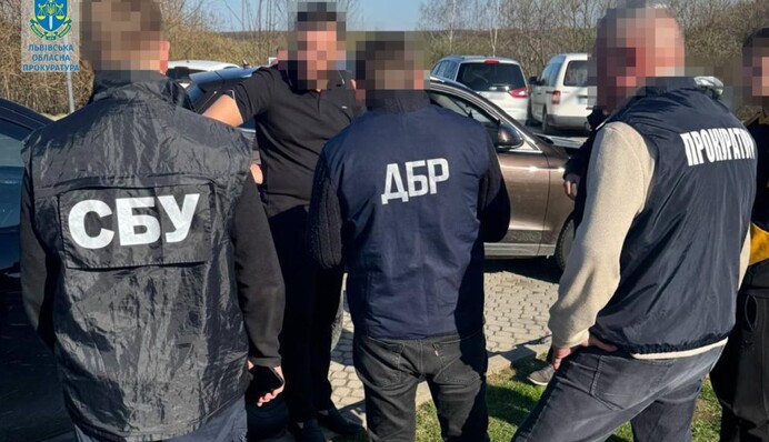 Во Львовской области задержали адвоката: организовал схему для уклонян и угрожал судье убийством