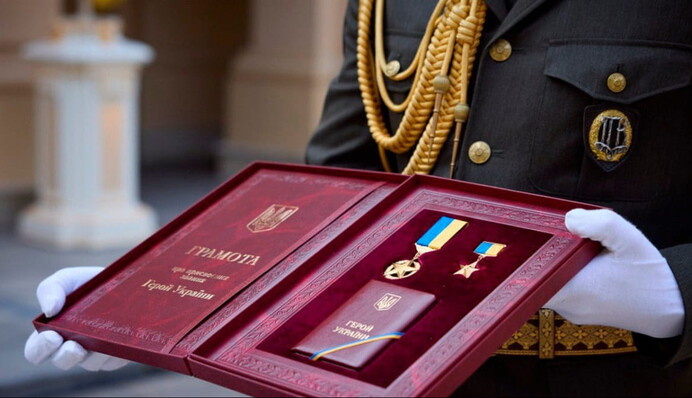 Крест боевых заслуг приравняют к званию Героя Украины - Зеленский