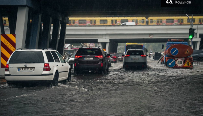 Пробки на дорогах, задержки общественного транспорта: Киев затопил ливень — фото