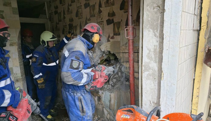 Экстренные службы спасли мужчину из-под завалов подъезда в Киеве