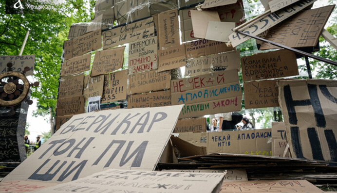 Вышел даже пес Патрон: в Мариинском парке прошла акция в поддержку НАБУ и САП – фото