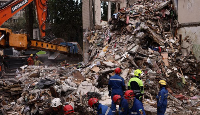 Число жертв удара по Киеву возросло до 15: спасатели достали из-под завалов еще двух погибших