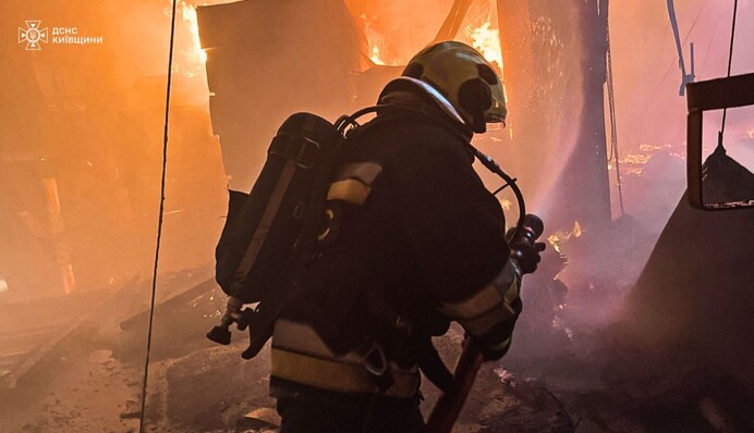 На Київщині понад 100 рятувальників гасили пожежі після обстрілу РФ
