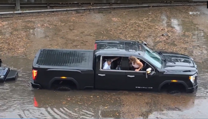 В США наводнение накрыло несколько штатов, парализовав транспорт