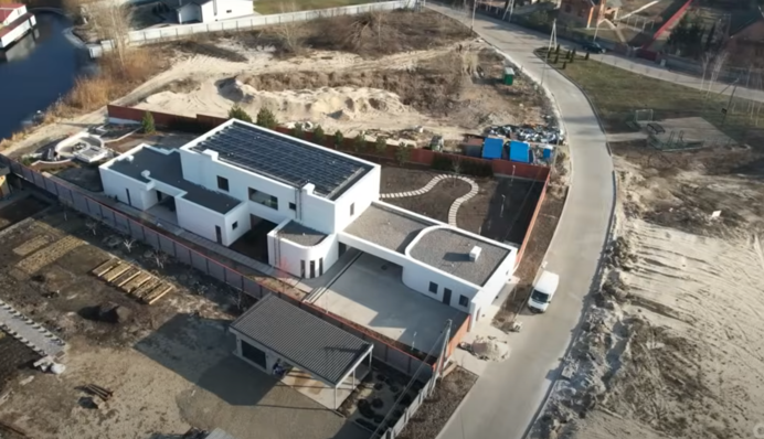 Родина топмитника звела під Києвом елітний будинок за 70 млн за час війни