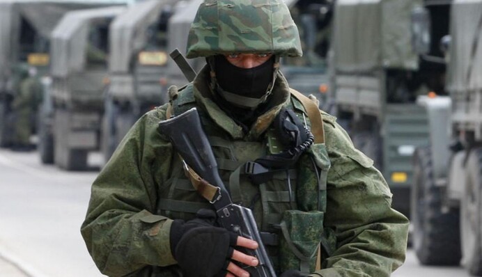 Двух солдат РФ подозревают в убийстве гражданского и издевательстве над мирными в Буче