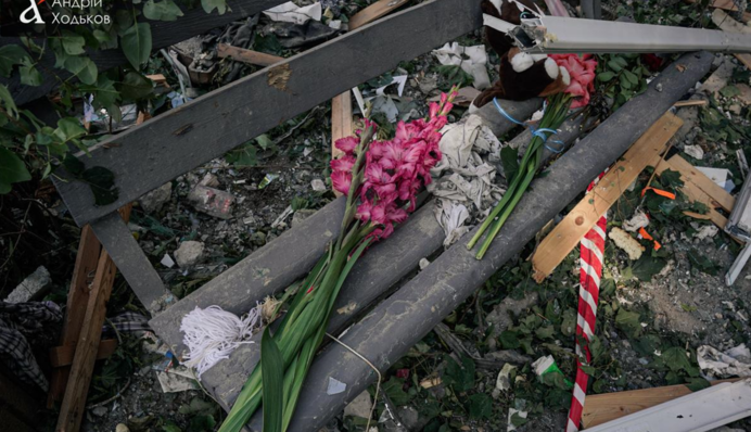 Трагедія у Києві: люди досі розбирають завали на місці атаки РФ — фото