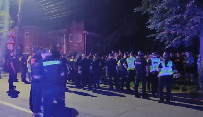 Вночі у Вінниці люди збиралися біля стадіону й вимагали випустити чоловіків, яких нібито утримує ТЦК