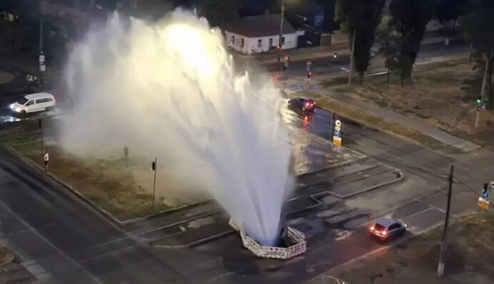 В Николаеве прорвало новый водопровод: фонтан воды поднимался на десятки метров