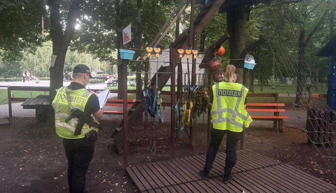 Двоє дітей отримали травми на канатній дорозі у парку "Перемога"