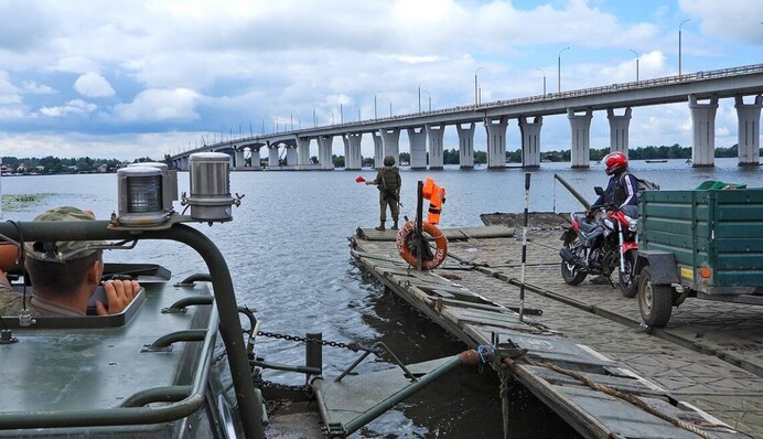 Окупанти виклали запис удару по автомобільному мосту в Херсоні