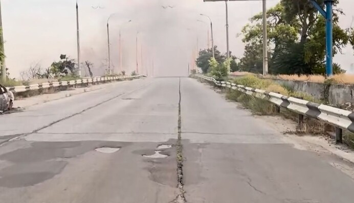 Росіяни вдарили по мосту в Херсоні — рух по ньому обмежили