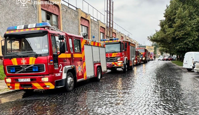 Масштабный пожар в отеле во Львове – спасатели эвакуируют людей
