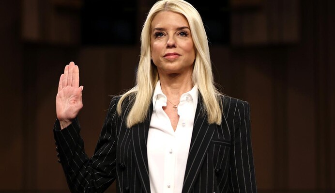 У США генпрокурорка ініціювала судові слухання проти адміністрації Обами