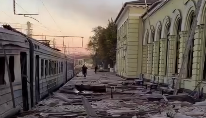 Масований обстріл Лозової: пошкоджено вокзал, є загиблий та поранені