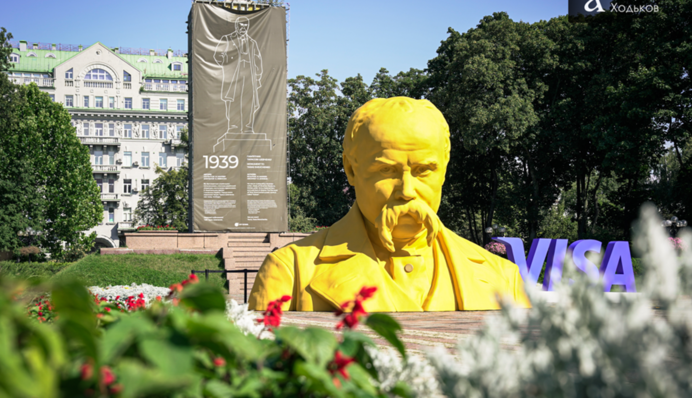 У Києві з'явився гігантський Тарас Шевченко — фоторепортаж
