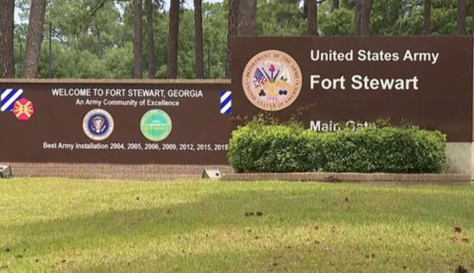 На военной базе Fort Stewart в США произошла стрельба: есть раненые