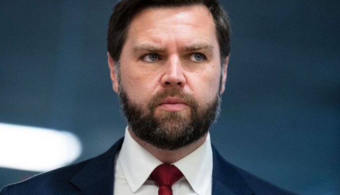 Венс просив армію змінити рівень води в річці, де він катався на човні — Guardian