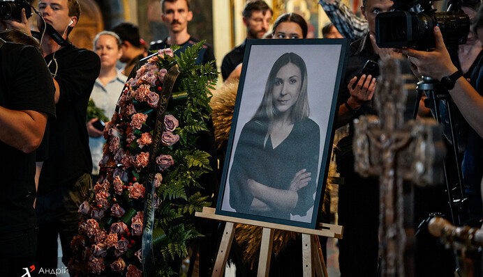 В Киеве прощаются с погибшей в плену журналисткой Викторией Рощиной — фото