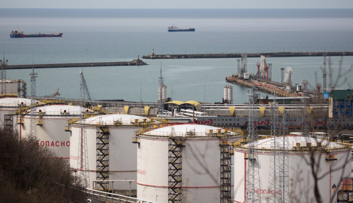 Індійські НПЗ зупинили купівлю нафти з РФ після мит Трампа — Bloomberg