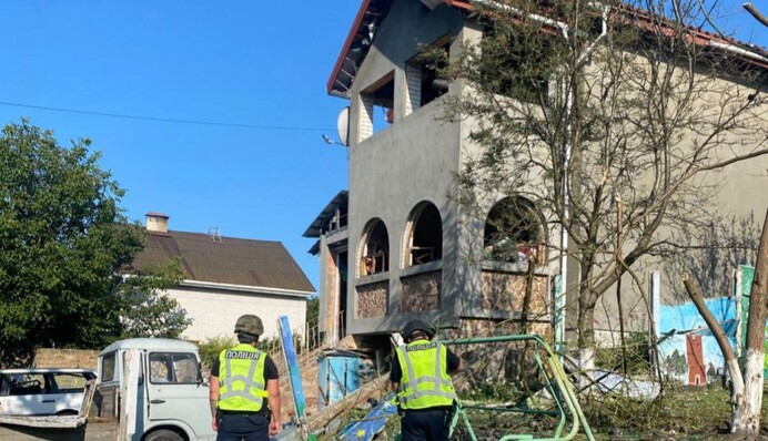 Ночной обстрел Киевской области – повреждены десятки домов и автомобилей