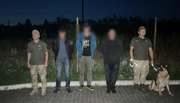 Прикордонники затримали в горах на Закарпатті трьох чоловіків, які хотіли втекти до Словаччини